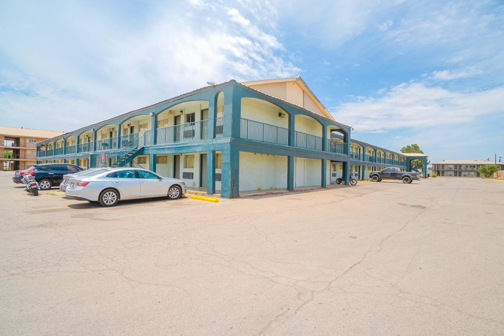 Oyo Hotel מידלנד מראה חיצוני תמונה
