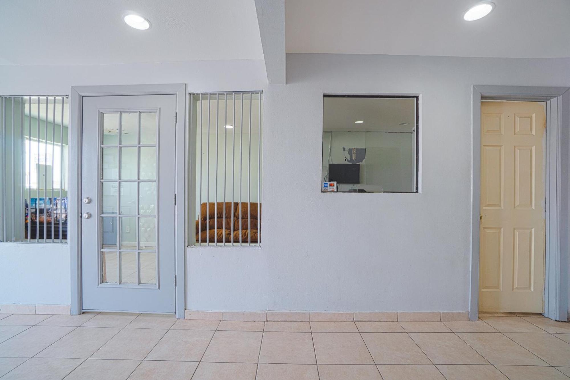 Oyo Hotel מידלנד מראה חיצוני תמונה