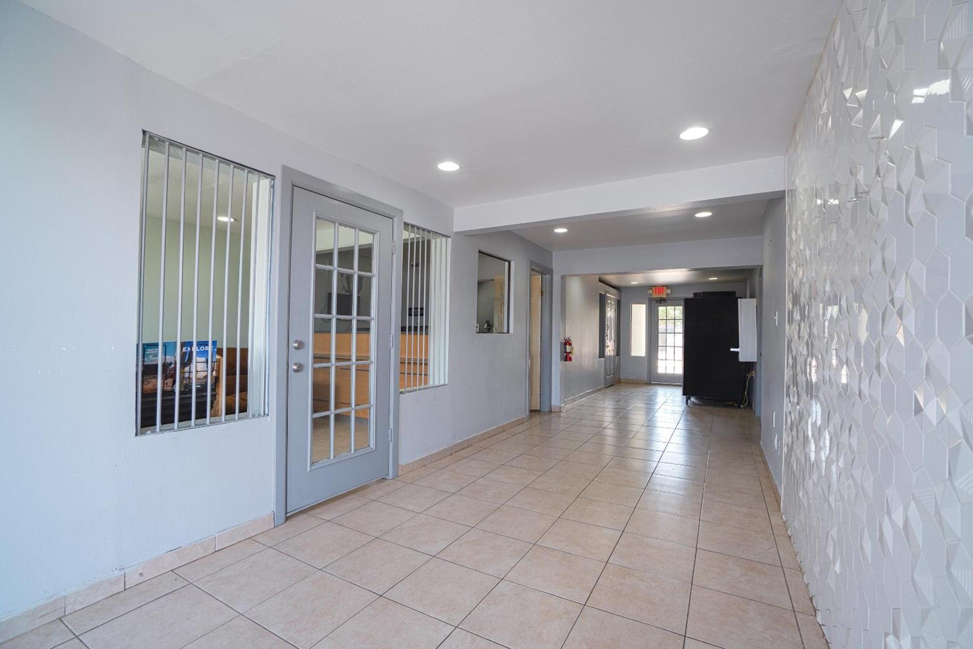 Oyo Hotel מידלנד מראה חיצוני תמונה